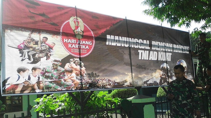 Sambut HRari Juang Kartika, Kodim Madiun serentak pasan umbul-umbul di koramil-koramil jajarannya. Foto Arief Safuan