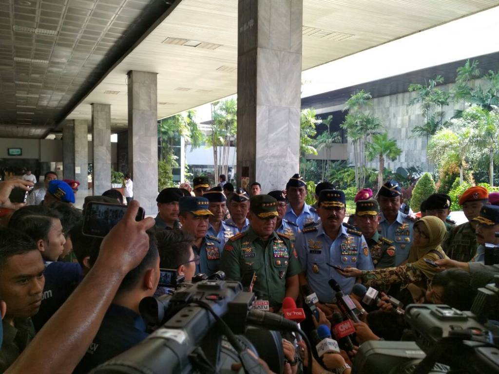 Jenderal TNI Gatot Nurmantyo, Kepala Staf Angkatan Darat Jenderal Mulyono dan Kepala Staf Angkatan Laut Laksamana Ade Supandi mengantarkan Marsekal TNI Hadi Tjahjanto jalani uji kelayakan dan kepatutan sebagai Panglima TNI di DPR, Rabu (6/12). Foto: Ucok Al Ayubbi/NusantaraNews