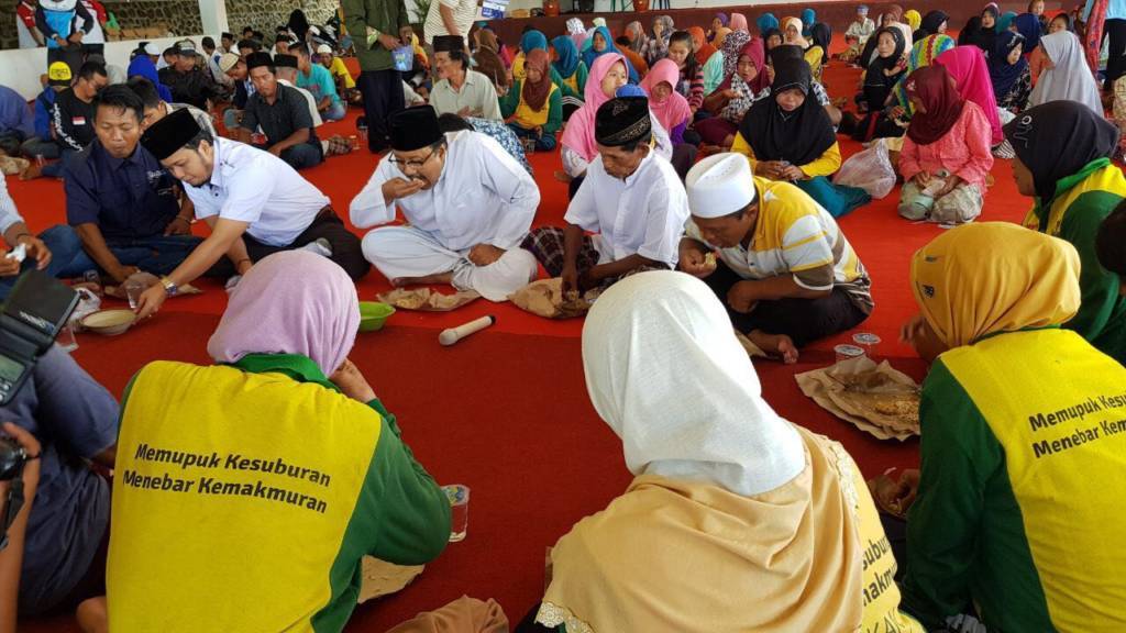 Wakil Gubernur Jawa Timur Saifullah Yusuf (Gus Ipul) makan bersama petani di City Forest and Farm HM Arum Sabil, Jember, Jumat (15/12/2017). Foto: Tri Wahyudi/NusantaraNews