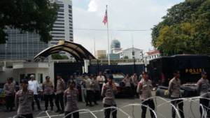 Aparat kepolisian tampak berjaga-jaga di depan Kedutaan Besar Amerika Serikat di Jalan Merdeka Selatan, Jakarta Pusat. Foto: NUSANTARANEWS.CO/Ucok Al Ayubbi)