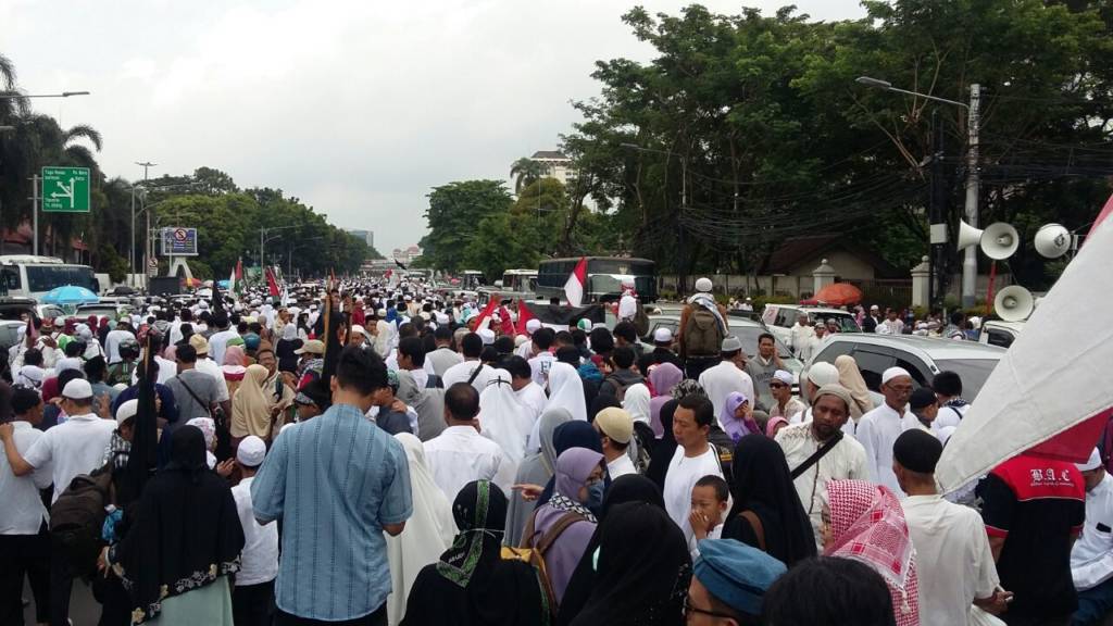 Massa aksi Bela Palestina mulai meninggalkan lapangan Monas. Foto: NUSANTARANEWS.CO/Ucok Al Ayubbi