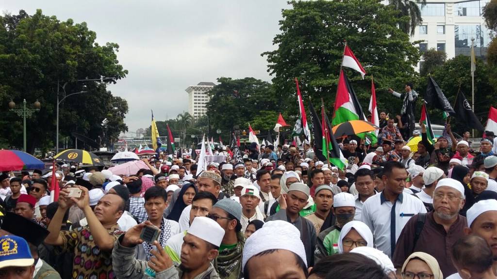 Massa aksi Bela Palestina menggelar unjuk rasa di depan Kedutaan Besar AS di Jalan Merdeka Selatan, Jakarta Pusat. Foto: NUSANTARANEWS.CO/Ucok Al Ayubbi