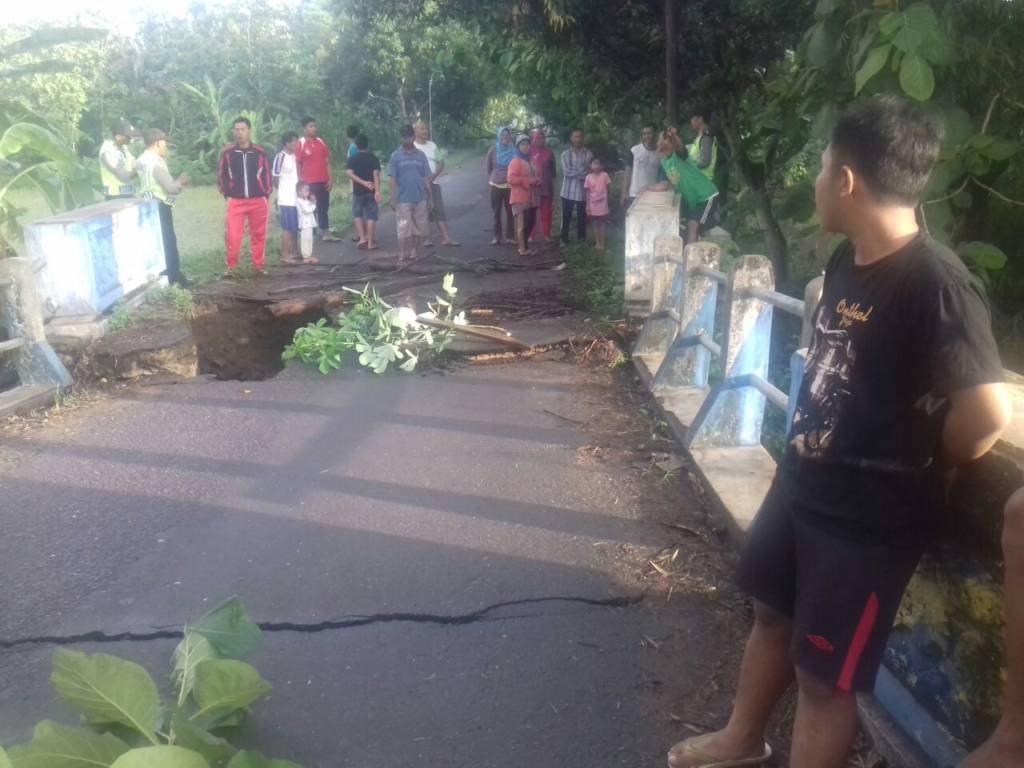 Jembatan Kendal yang berada di Desa Duri, Kecamatan Slahung, Ponorogo tersebut putus Rabu (20/12/2017). Foto: Muh Nurcholis/Nusantaranews