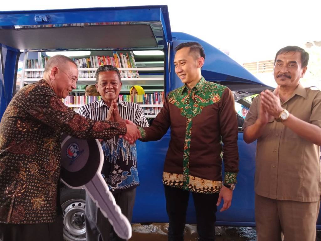 Anggota Komisi X DPR RI sekaligus ketua Fraksi Partai Demokrat Edhie Baskoro Yudhoyono (Ibas) menyerahkan bantuan pengawalan mobil perpustakaan keliling di SMKN 1 Donorojo Pacitan Selasa (19/12/2017). Foto: Muh Nurcholis/NusantaraNews