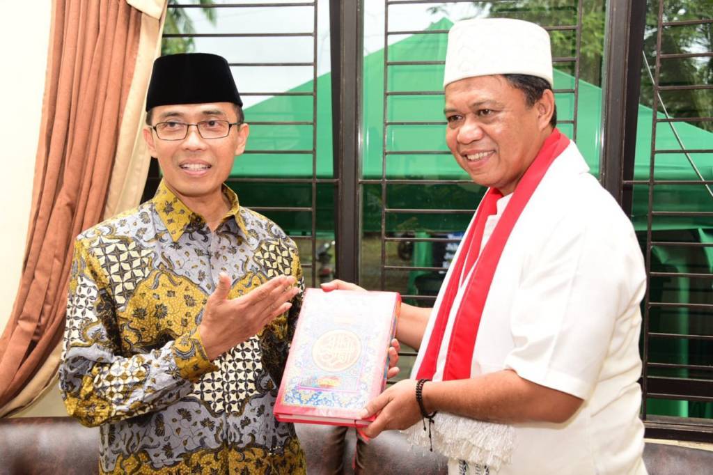 Anton Charliyan dan pengasuh Pondok Pesantren Darusalam Kabupaten Ciamis, KH Fadil. Foto: Istimewa