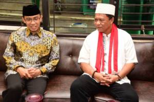 Anton Charliyan dan pengasuh Pondok Pesantren Darusalam Kabupaten Ciamis, KH Fadil. Foto: Istimewa