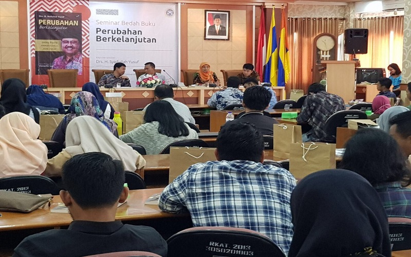 Wakil Gubernur Jawa Timur Saifullah Yusuf (Gus Ipul) meluncurkan buku berjudul Perubahan Berkelanjutan, Gotong Royong Memakmurkan Jawa Timur di Aula Adi Sukadana, Gedung Fakultas Ilmu Sosial dan Politik Universitas Airlangga (Unair) Surabaya, Rabu(20/12). Foto: Tri Wahyudi/NusantaraNews