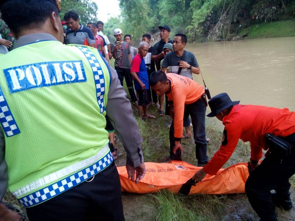 Proses evakuasi jenazah Supiyati (20) warga Ponorogo yang ditemukan tewas karena tengelam di sungai Desa Kapuran. Foto: Muh Nurcholis