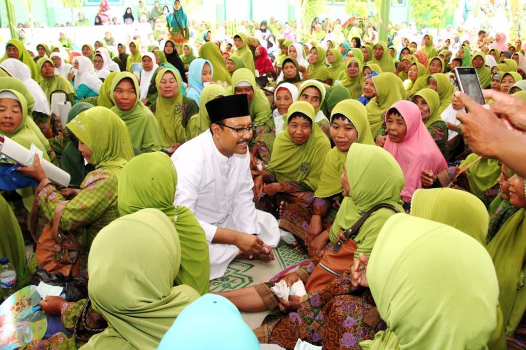 Calon gubernur Jawa Timur Saifullah Yusuf didoakan Muslimat NU Kabupaten Gresik agar memimpin Jatim 2018. Foto: Tri Wahyudi