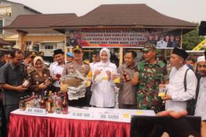 Bupati, Dandim dan Kapolres Jember bersama tokoh agama dan masyarakat musnahkan barang haram yang selama ini berhasil disita dan diungkap Polres Jember. Foto: Sis/Dok. Kodim