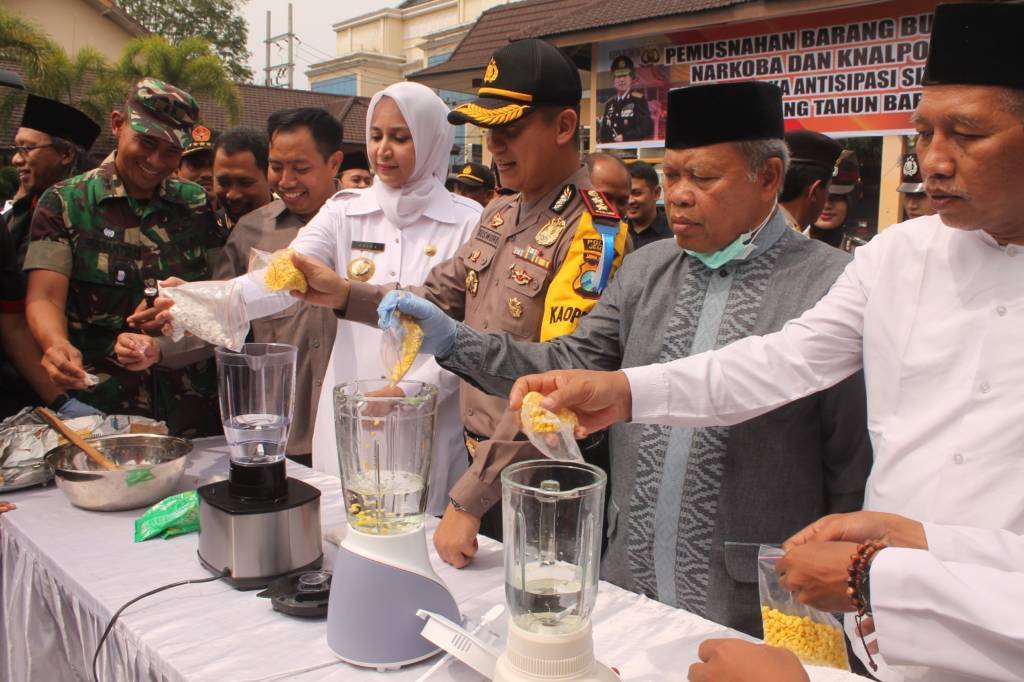 Bupati, Dandim dan Kapolres Jember bersama tokoh agama dan masyarakat musnahkan barang haram yang selama ini berhasil disita dan diungkap Polres Jember. Foto: Sis/Dok. Kodim