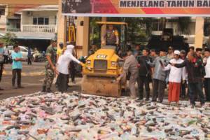 Bupati, Dandim dan Kapolres Jember bersama tokoh agama dan masyarakat musnahkan barang haram yang selama ini berhasil disita dan diungkap Polres Jember. Foto: Sis/Dok. Kodim