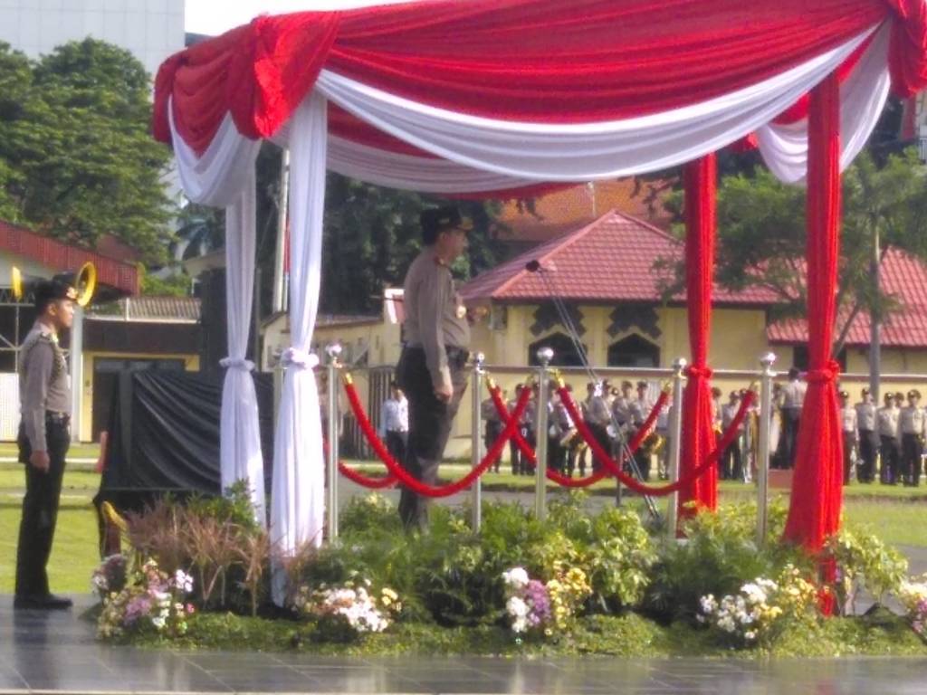 Gelar pasukan Operasi Lilin Semeru 2017, Kamis (21/12/2017) oleh Kapolda Jatim Irjen Pol Machfud Arifin di Mapolda Jawa Timur. Foto: Tri Wahyudi/NusantaraNews