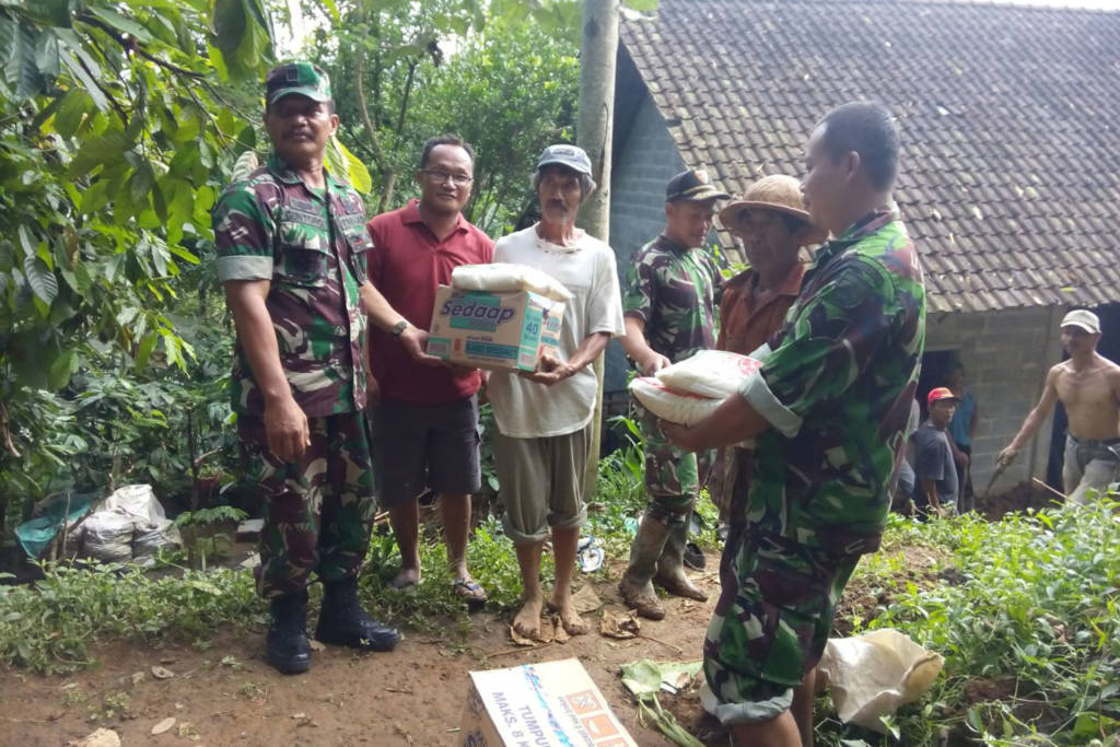 Danramil 0808/15 Gandusari Kapten Inf Guntoro selaku tertua dari Koramil 0808/15 Gandusari membantu masyarakat yang terkena musibah korban bencana tanah longsor di wilayah dusun Sumber Mas dan Dukuh Barurejo Desa Krisik Kecamatan. Gandusari Kabupaten Blitar, Senin (11/12/17). Foto: Amrin/Istimewa