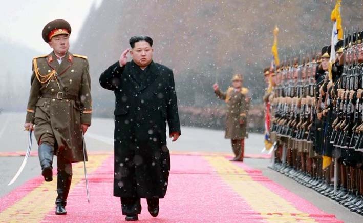 Kim Jong Un Sedang Memeriksa Barisan Pasukan/Foto: abc.net.au