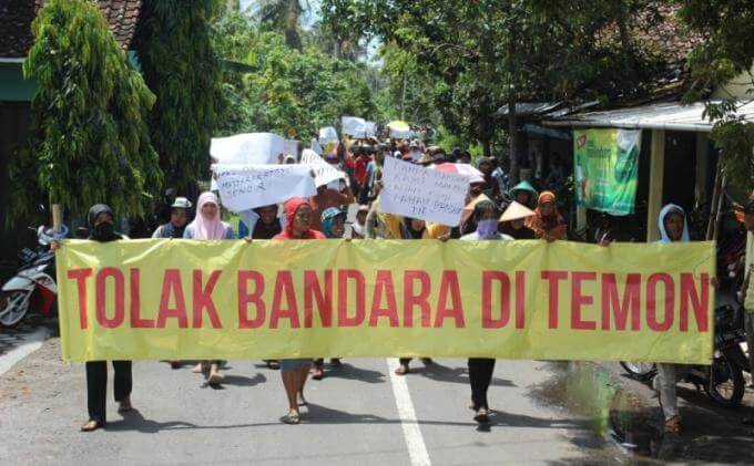 Warga Temon Kulonprogo Saat Demo menolak pembangunan Bandara Baru. Foto via beritatrans