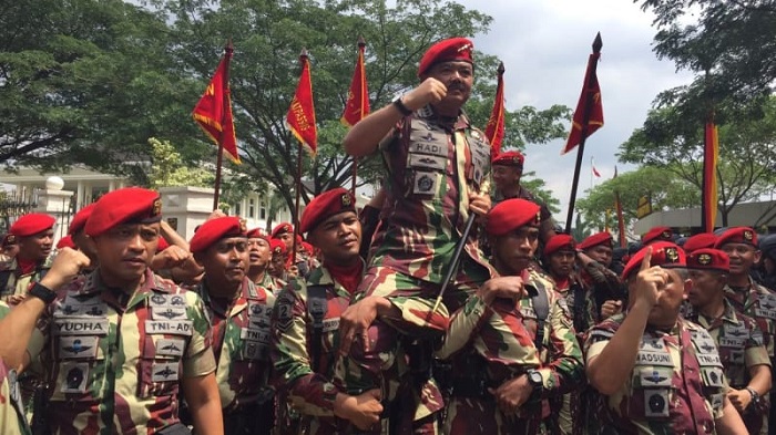 Panglima TNI Marsekal Hadi Tjahjanto resmi kenakan Brevet Komando Pasukan Khusus (Kopassus) di dada. Prosesi penyematan bravet yang diikuti serangkaian aksi personel pasukan baret merah itu digelar di Markas Komando (Mako) Kopassus, Cijantung, Jakarta Timur. Foto: Dok. Kumparan