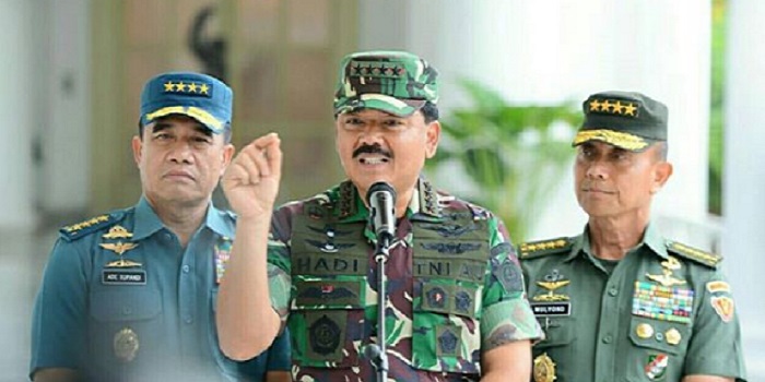 Panglima TNI Marsekal Hadi Tjahjanto (tengah) bersama Kasal Laksamana TNI Ade Supandi (kiri) dan Kasad Jenderal TNI Mulyono (Kanan). Foto: Dok. Puspen TNI