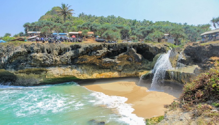 Pantai Banyu Tibo Pacitan. Foto: Jejakpiknik.com