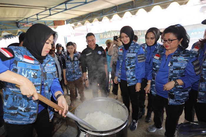 Para Istri Anggota DPR Buka Dapur Umum (Foto Nusrcholis/Nusantaranews.co)