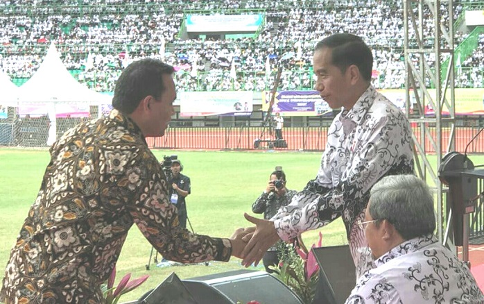 Presiden Republik Indonesia Joko Widodo (kanan) berkenan memberikan selamat kepada Direktur Human Capital Management Telkom Herdy R. Harman (kiri) usai menerima penghargaan untuk program Indonesia Digital Learning (IDL) yang dilaksanakan oleh Telkom sejak 2014 pada acara Puncak Peringatan Hari Ulang Tahun Ke-72 PGRI dan Hari Guru Nasional Tahun 2017 di Stadion Patriot Candrabaga, Kota Bekasi, Sabtu (2/12). Foto: Dok. Telkom/ NusantaraNews