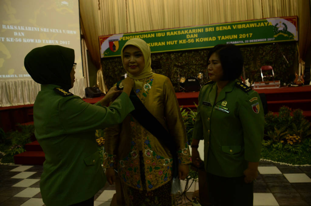 Ibu asuh Korps Wanita Angkatan Darat (Kowad) di jajaran Kodam V/Brawijaya Mia Arif Rahman dikukuhkan dengan gelar Ibu Raksa Karini Sri Sena V/Brawijaya. Foto: Penrem