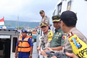 Pangdam V Brawijaya Mayjen TNI Arif Rahman dan Kapolda Jatim Irjen Pol Machfud Arifin melakukan peninjauan pengamanan di Bandara  Blimbingsari, Kecamatan Rogojampi, Kabupaten Banyuwangi. Foto: Dok. Kodam V Brawijaya