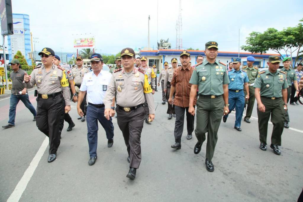 Pangdam V Brawijaya Mayjen TNI Arif Rahman dan Kapolda Jatim Irjen Pol Machfud Arifin melakukan peninjauan pengamanan di Bandara Blimbingsari, Kecamatan Rogojampi, Kabupaten Banyuwangi. Foto: Dok. Kodam V Brawijaya