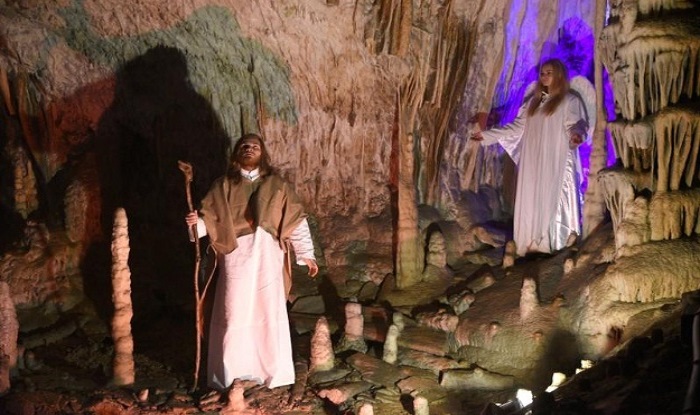 Pertunjukkan Natal dalam gua (Postojna Cave) di Slovenia. Foto: REUTERS