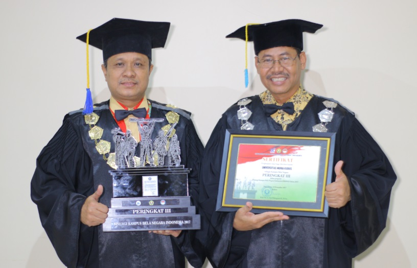 Rektor UMK Dr. Suparnyo (kiri) bersama Wakil Rektor I UMK Dr. Murtono menunjukkan penghargaan SKBNI 2017. Foto: Rosidi/NusantaraNews