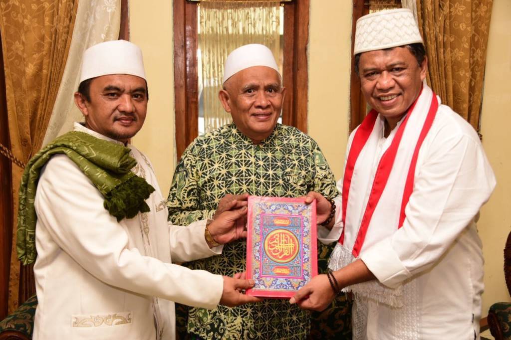 Anton Charliyan bersama KH Ayep Aonulloh dan KH Amien Muhyiddin. Foto: Istimewa