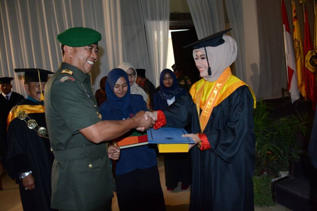 Pangdam V/Brawijaya Mayjen TNI Arif Rahman menghadiri wisuda 266 mahasiswa dan masiswi Universitas Merdeka (Unmer), Kota Pasuruan. Foto: Dodiet Lumwartono