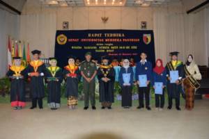 Pangdam V/Brawijaya Mayjen TNI Arif Rahman menghadiri wisuda 266 mahasiswa dan masiswi Universitas Merdeka (Unmer), Kota Pasuruan. Foto: Dodiet Lumwartono