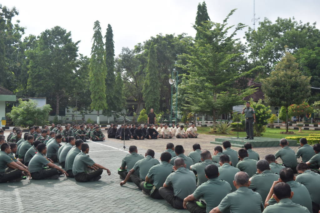 Komandan Kodim 0811 Tuban Letnan Kolonel Infanteri Nur Wicahyanto saat jam komandan, Senin (8/1/2018). Foto: Dok. Penrem