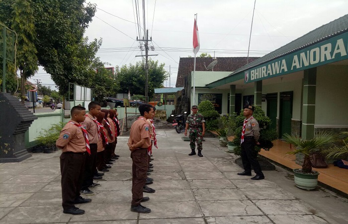 Pembinaan generasi muda melalui Pramuka Saka Wira Kartika, terlihat beberapa personil Pramuka SWK di Koramil 0814/07 Kabuh melaksanakan latihan baris berbaris maupun menerima wawasan kebangsaan dari pembina, Minggu 21 Januari 2018. Foto: Penrem 082/CPYJ