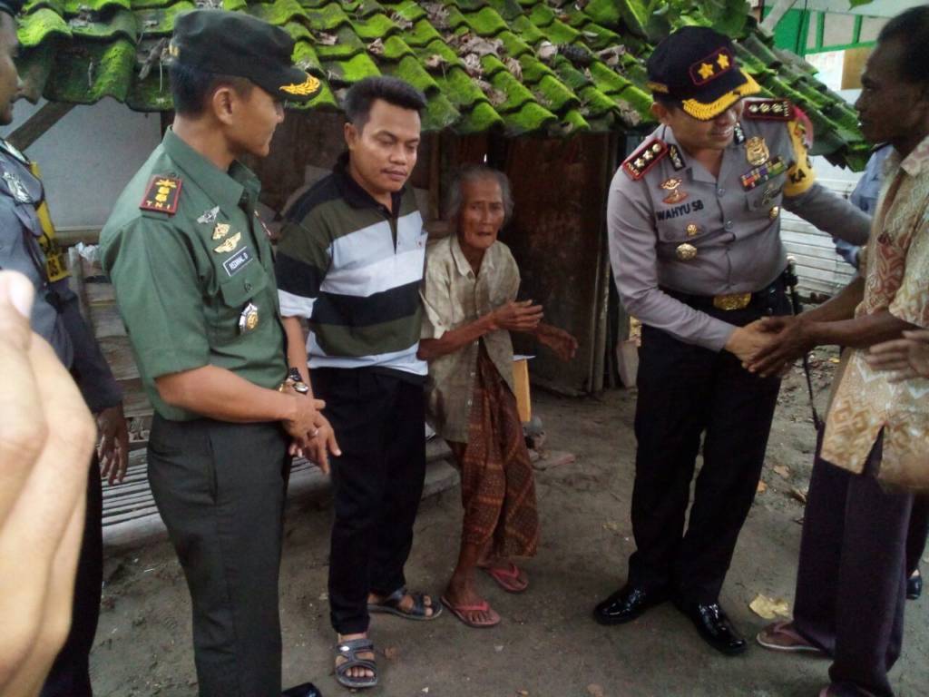 Kapolres AKBP Wahyudi Sri Bintoro dan Dandim 0813 Bojonegoro Letkol Arh Redinal Dewanto mendatangi Desa Wotanngare untuk menyantuni Mbah Taminah (78). Foto: Istimewa