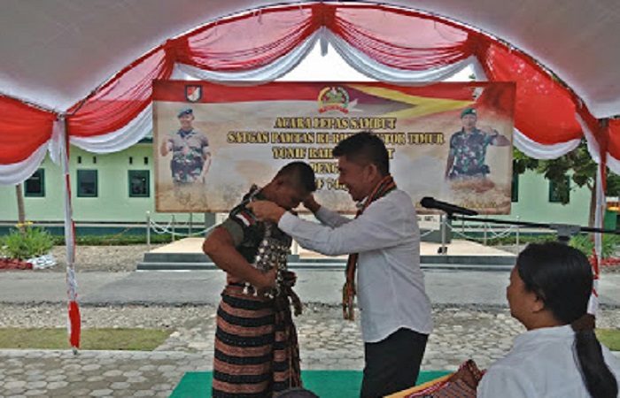 Dansatgas Pamtas RI-RDTL Sektor Timur Yonif Raider 712/Wt, Letkol Inf. Elvino Yudha Kurniawan dinobatkan sebagai Ama Nai (Raja) Kabupaten Belu (Rai Belu). Foto: Dok. Gerbang NTT