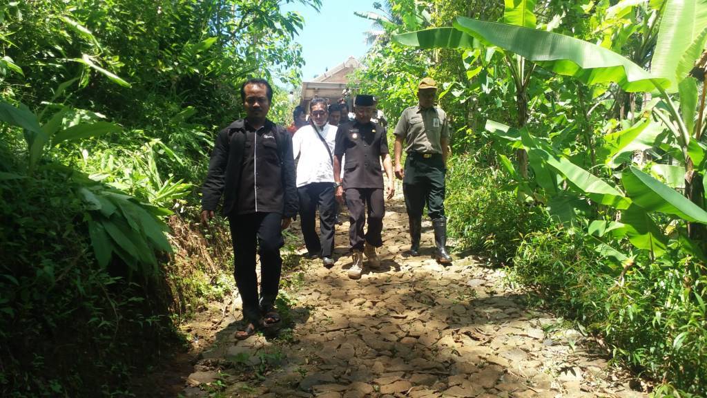 Wakil Bupati Ponorogo, Soedjarno langsung mengunjungi lokasi bencana alam tanah longsor di Desa Tumpuk, Kecamatan Sawoo, Ponorogo, Jatim, Senin (8/1/2018). Foto: Muh Nurcholis/NusantaraNews