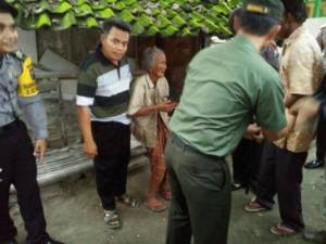 Kapolres AKBP Wahyudi Sri Bintoro dan Dandim 0813 Bojonegoro Letkol Arh Redinal Dewanto mendatangi Desa Wotanngare untuk menyantuni Mbah Taminah (78). Foto: Istimewa