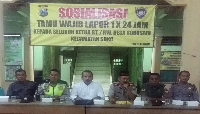 Kapolsek Soko AKP Yudhi Hermawan sosialisasi tamu wajib lapor 1 x 24 jam. Foto: Istimewa