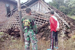 Babinsa Koramil 0804/01 Magetan Kodim 0804/Magetan secara sigap datang serta membantu salah satu warga binaan yang terkena musibah. Foto: Istimewa/Penrem