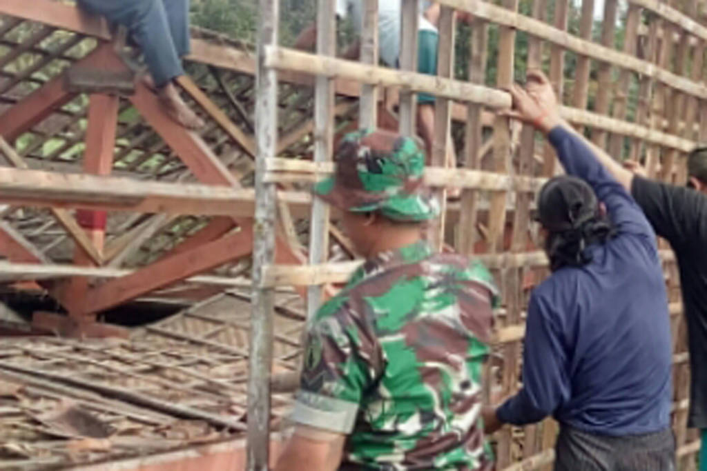 Babinsa Koramil 0804/01 Magetan Kodim 0804/Magetan secara sigap datang serta membantu salah satu warga binaan yang terkena musibah. Foto: Istimewa/Penrem