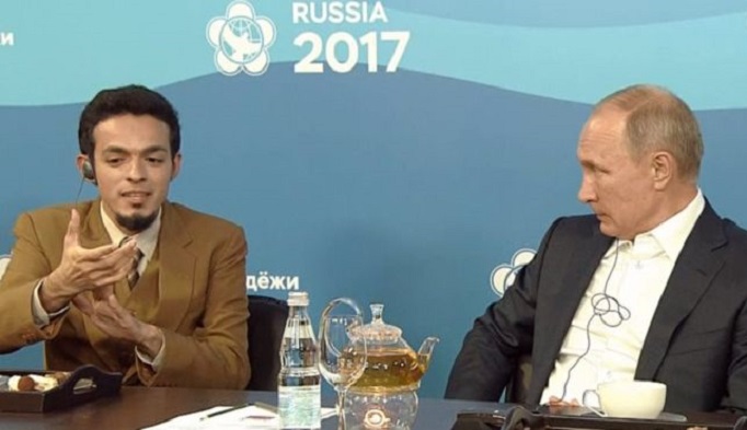 CEO Indonesia Medika dr Gamal Albinsaid bersama Presiden Rusia Vladimir Putin. Foto: Dok. bbc.com