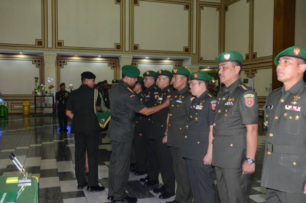 Sebanyak 6 Perwira Menengah (Pamen) akhirnya secara resmi menduduki jabatan barunya. Foto: Dok. Kodam V Brawijaya