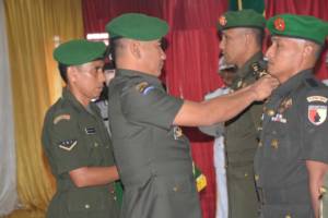 Acara penyerahan tongkat komando Kodim 0824 Jember dari Letkol Inf Rudianto kepada Letkol Inf Arif Munawar oleh Danrem 083 Baladhika Jaya Kolonel Inf Bangun Nawoko. Foto: Sis/Istimewa