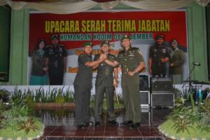 Acara penyerahan tongkat komando Kodim 0824 Jember dari Letkol Inf Rudianto kepada Letkol Inf Arif Munawar oleh Danrem 083 Baladhika Jaya Kolonel Inf Bangun Nawoko. Foto: Sis/Istimewa