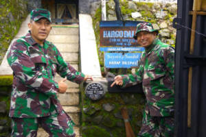 Danrem 081 Dhirotsaha Jaya dan Kodim 0804 Magetan mendaki Gunung Lawu sebagai tradisi satuan. Foto: Istimewa