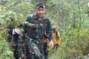 Danrem 081 Dhirotsaha Jaya dan Kodim 0804 Magetan mendaki Gunung Lawu sebagai tradisi satuan. Foto: Istimewa