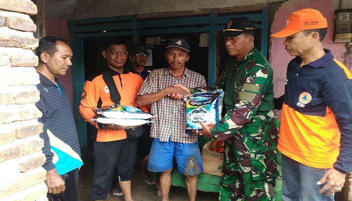 Koramil 0810/03 Loceret bersama BPBD Kabupatem Nganjuk, Polsek Loceret dan aparat Desa Genjeng Kecamatan Loceret rehabilitasi rumah warga yang menjadi korban tanah longsor. Foto: Istimewa