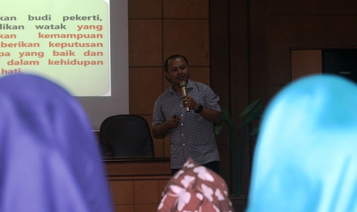 Dr. Sandey Tantra Paramitha S.SI M.Pd saat berbicara dalam kuliah tamu yang diselenggarakan oleh Program Studi Pendidikan Guru Sekolah Dasar (Prodi PGSD), Fakultas Keguruan dan Ilmu Pendidikan (FKIP), Universitas Muria Kudus (UMK), Sabtu (27/1/2017). Foto Rosidi/ NusantaraNews